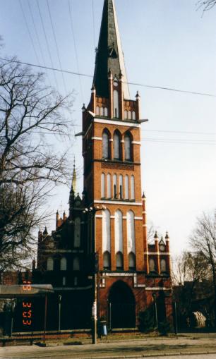 Die katholische Kirche wurde 1902 erbaut und nach dem Krieg als Lagerhalle genutzt