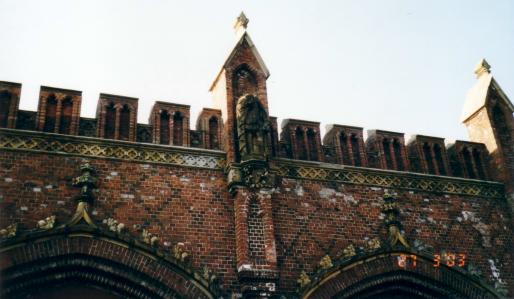 Am Friedländer Tor in Kaliningrad; Statue mit abgeschossenem Kopf