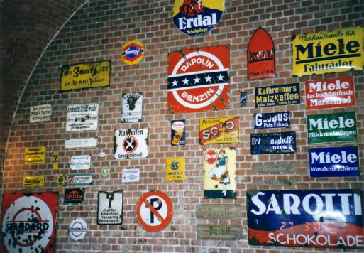 Im Friedländer Tor zusammengetragene Schilder aus der deutschen Zeit