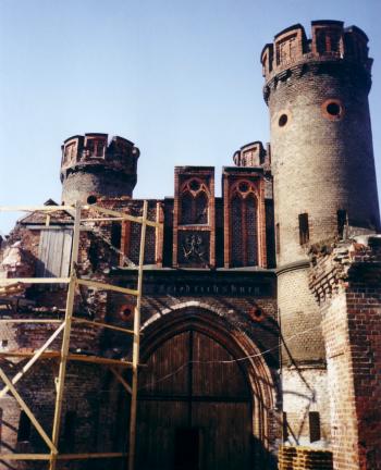Das Friedrichsburger Tor, Friedrichsburger Straße in Königsberg; es wird wieder restauriert und soll einmal ein Museum von Peter dem Großen beherbergen